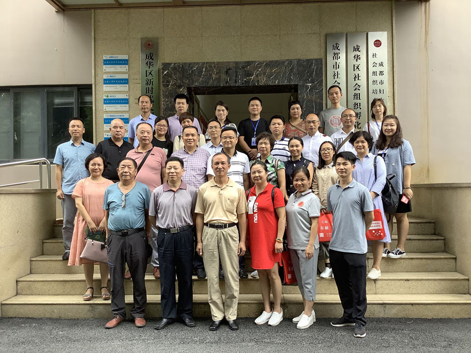 06合影-孵化园区.jpg